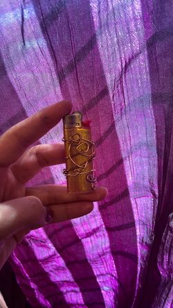Wire detailed disposable lighter
