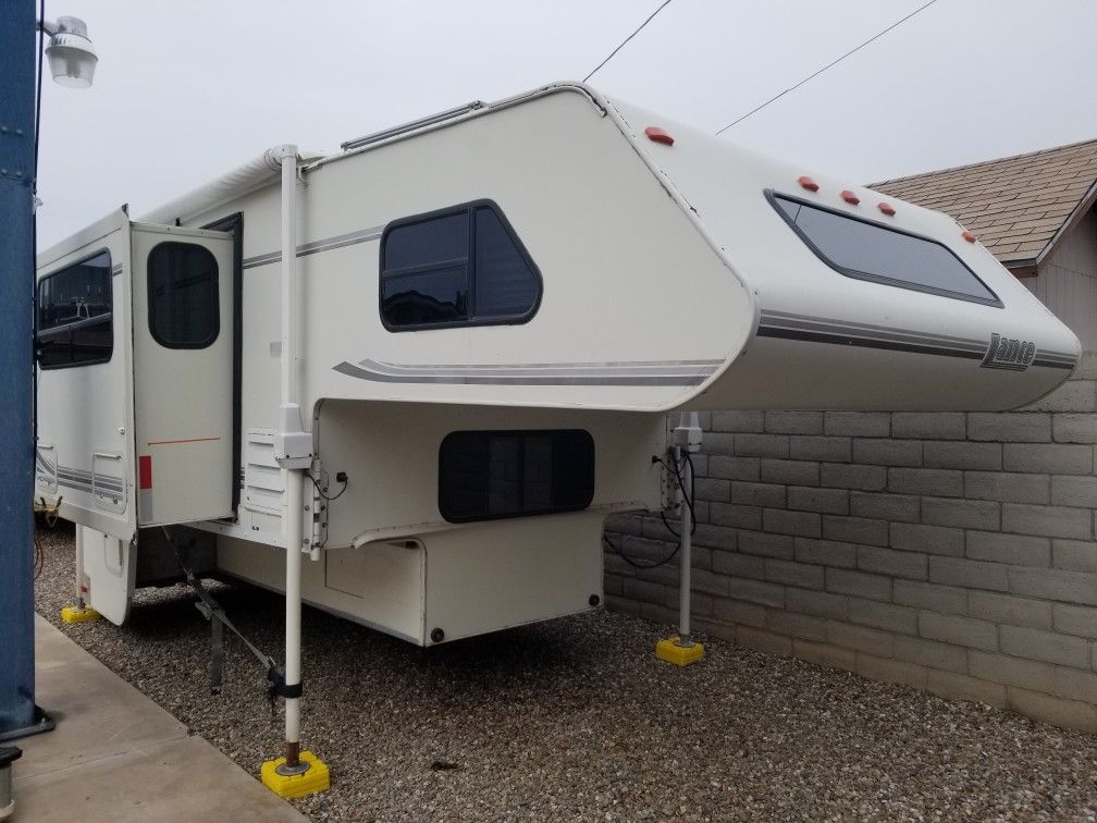 2000 lance 1121 with slide, generator, ac, solar, and much more
