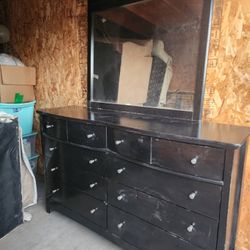 Dresser With Mirror