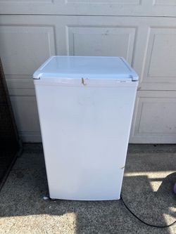 Sanyo Mini Fridge with Freezer