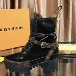 Women Brown/Black Field Boot Size 8