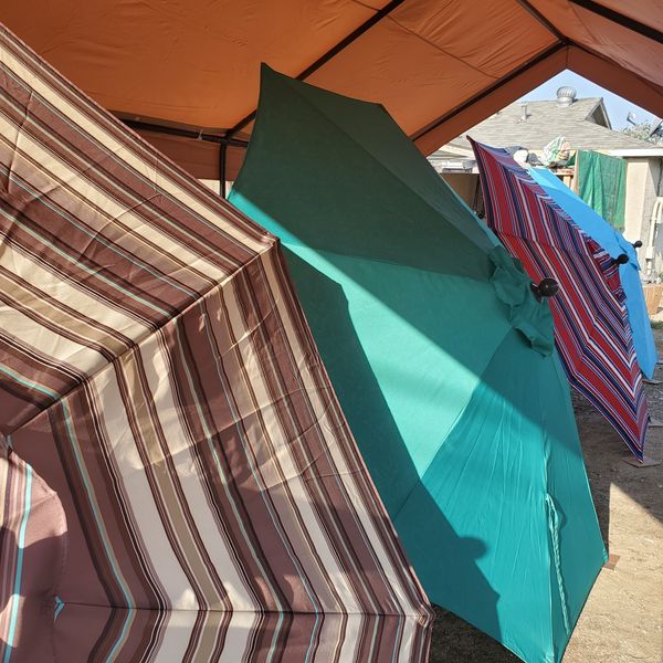 Umbrelas de 9 pies no incluye base for Sale in Fontana, CA - OfferUp