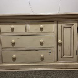 Bonavita Dresser 4 Drawers And A Door