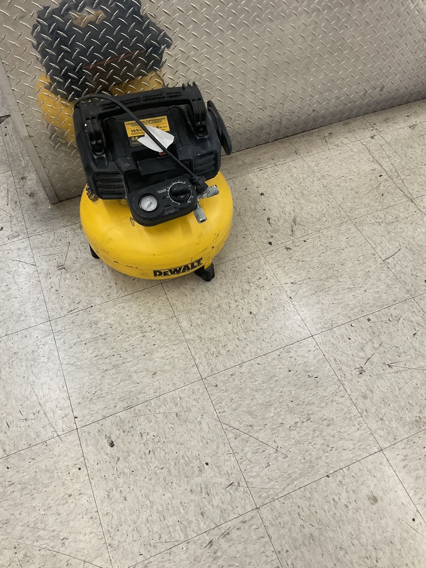DeWalt dwfp55126 6 gallon air compressor