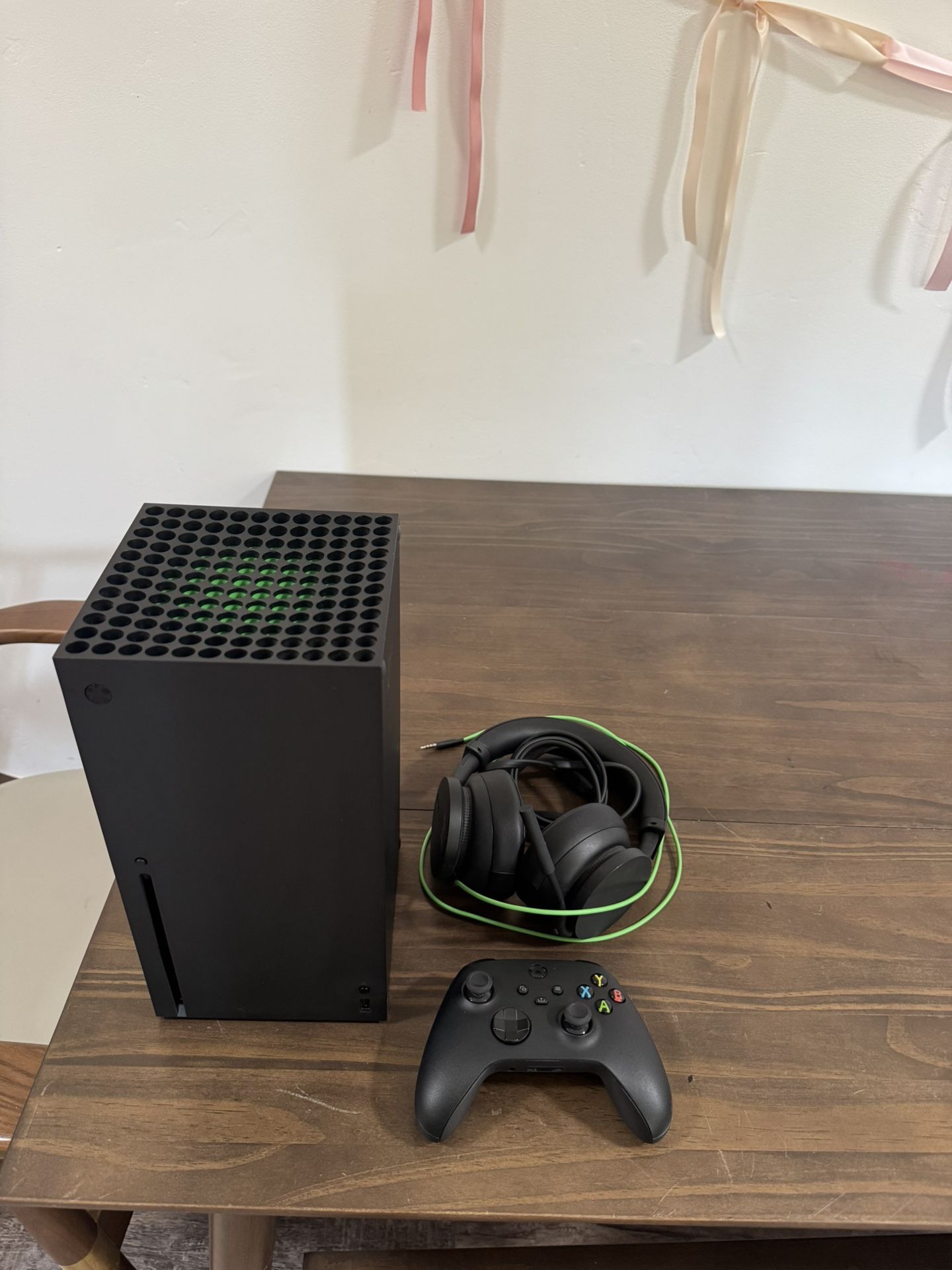Xbox Series X 1TB + Headset + Controller – Like New