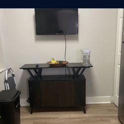 32” Roku Tv And Wooden Table