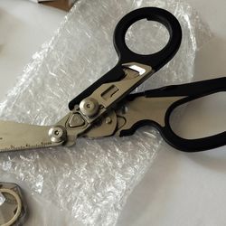 Heavy Duty 6 in 1 Multifunctional Trauma Shears Foldable/ new/ see discription 👍👍
