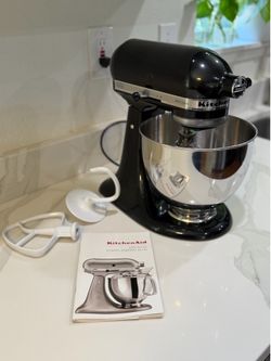 Like new KitchenAid Artisan 5 Qt. Stand Mixer with accessories