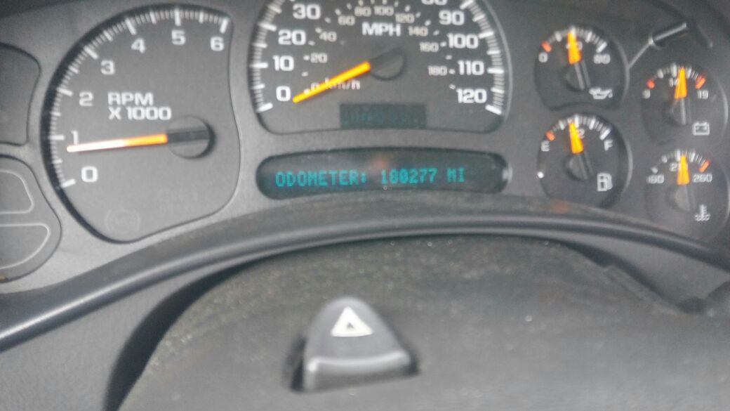 GMC Sierra 2004. 18001 millage V6 Ac transmision y motor al 100% detalle de mecanica aveses se apaga pero prende al instante