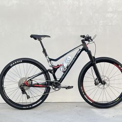 Lapierre French 929 Ultimate Carbon Full Suspension Mountain Bike. Medium-Size. Shimano XT 11 sp. Dropper post. 29er