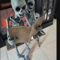 Metal outdoor/indoor Halloween decor - skeleton family reading on a bench   NEW WITH TAGS! RARE FIND