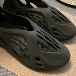 Black Yeezy Foam Runners 