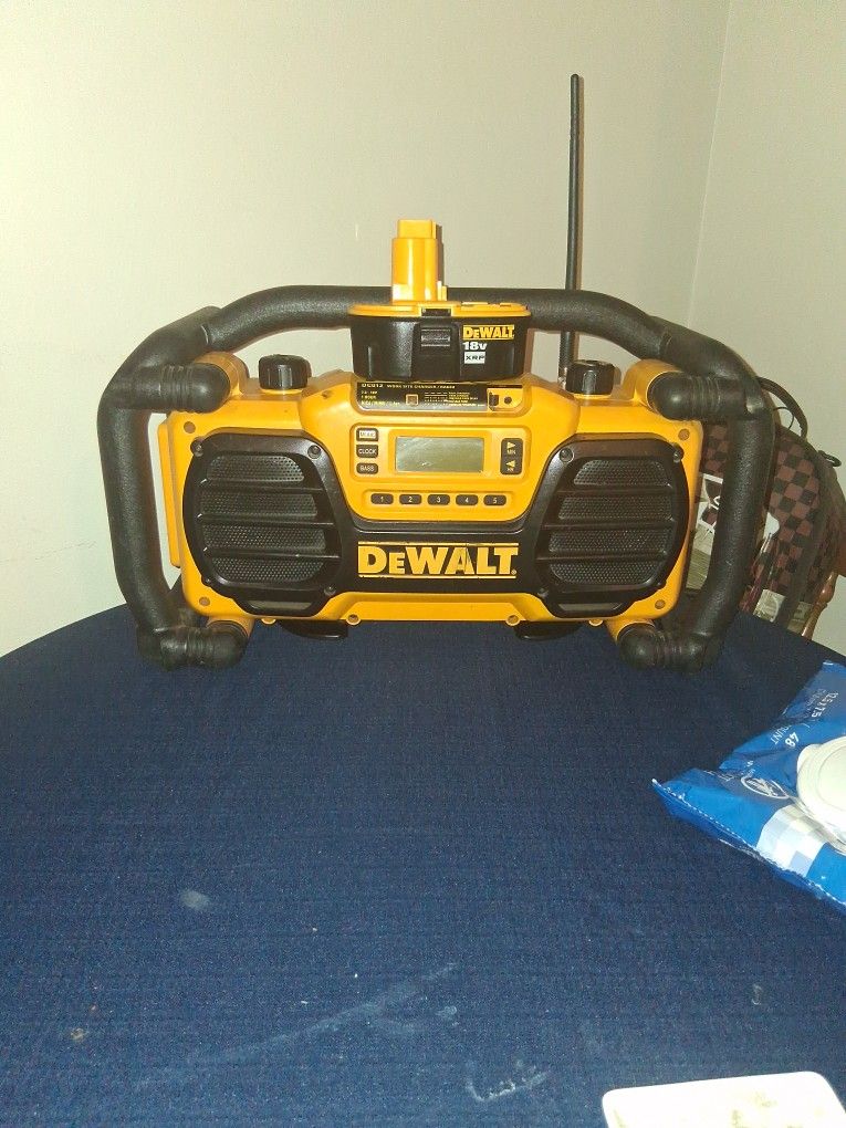 DE WALT. DC012  WORK SITE CHARGER/RAIDO