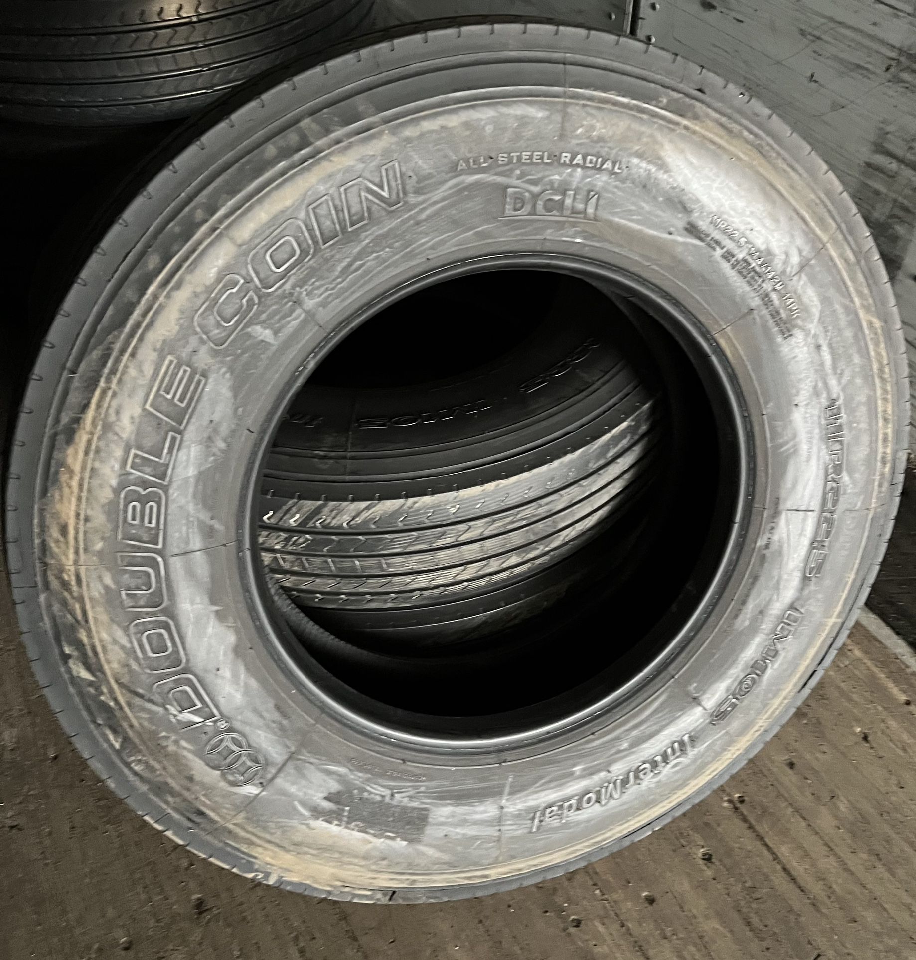 11R22.5 Tire