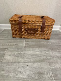 Vintage wicker picnic basket California 1 little thing missing an 1 glass have cracked never use