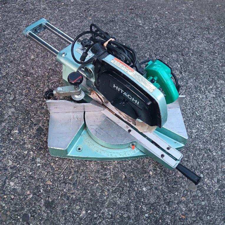 Hitachi 8.5 In Sliding Miter Chop Saw. Vgood Condition( with New Hitachi Blade I Not shown) For Pick Up Fremont Seattle. No Low Ball/Trades Please