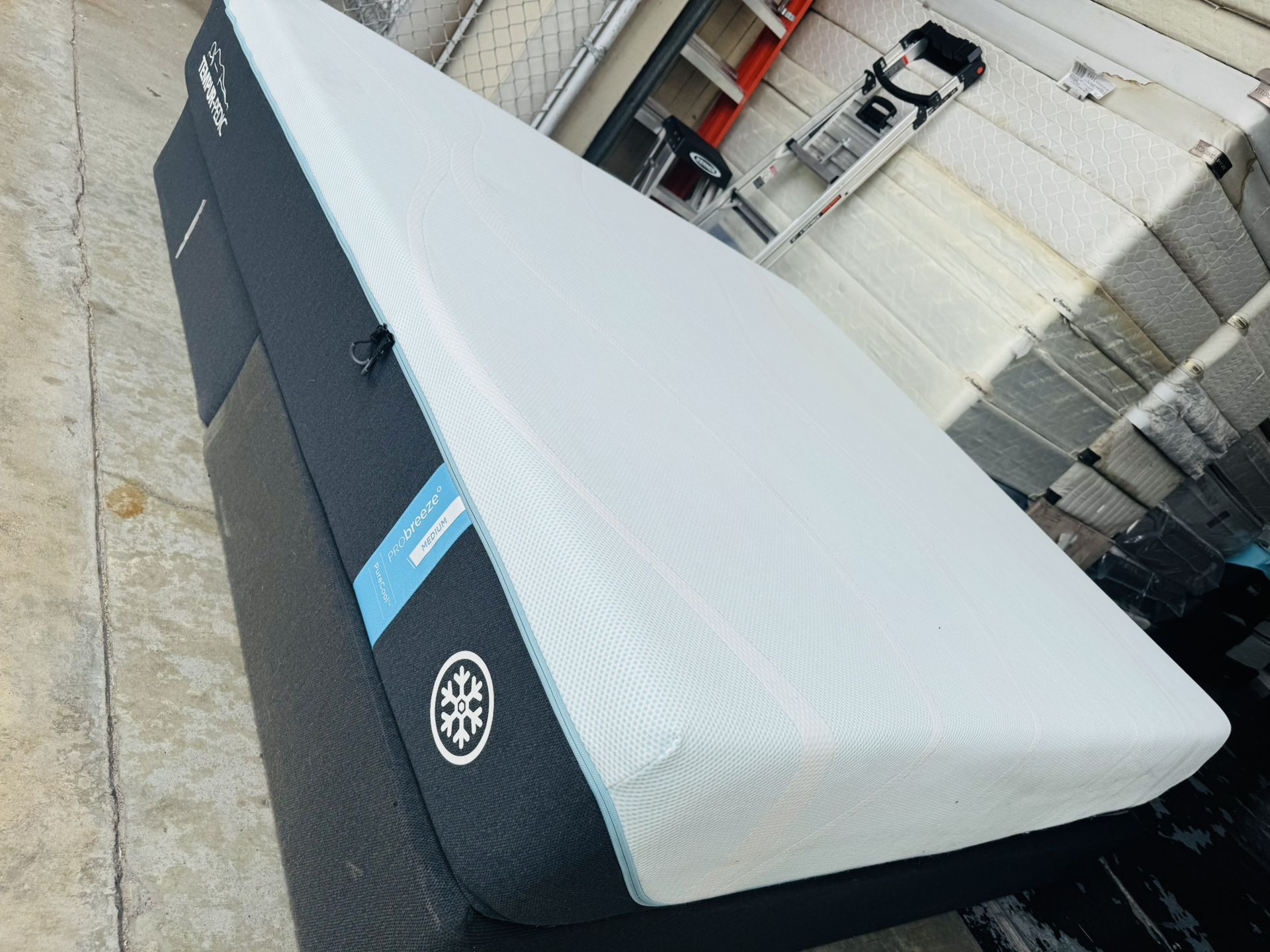 King Mattress And Box Springs TEMPURPEDIC PROBREEZE Médium ✨