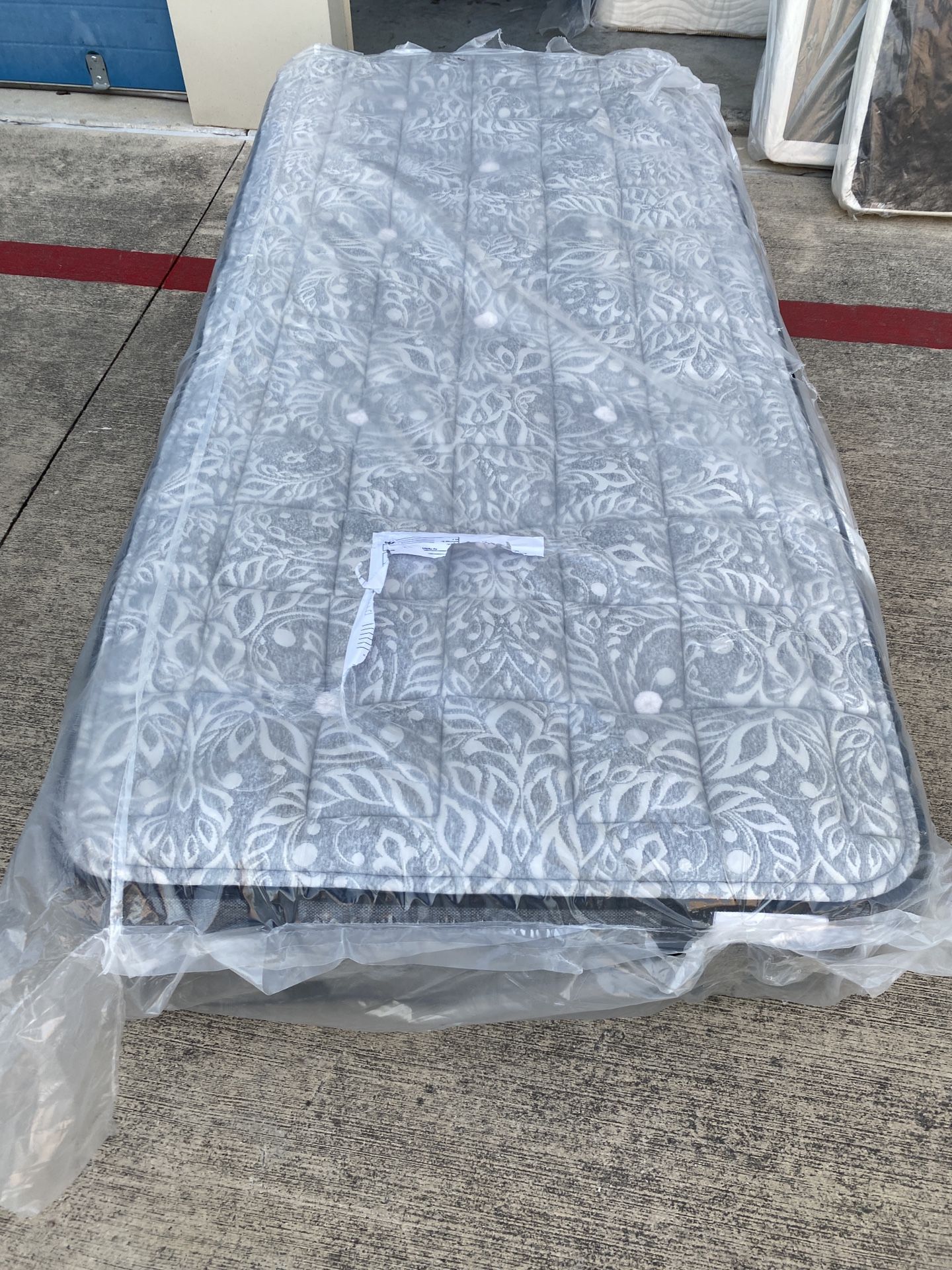 Overstock Display Twin Xl Plushtop Mattress for Sale in San Antonio, TX