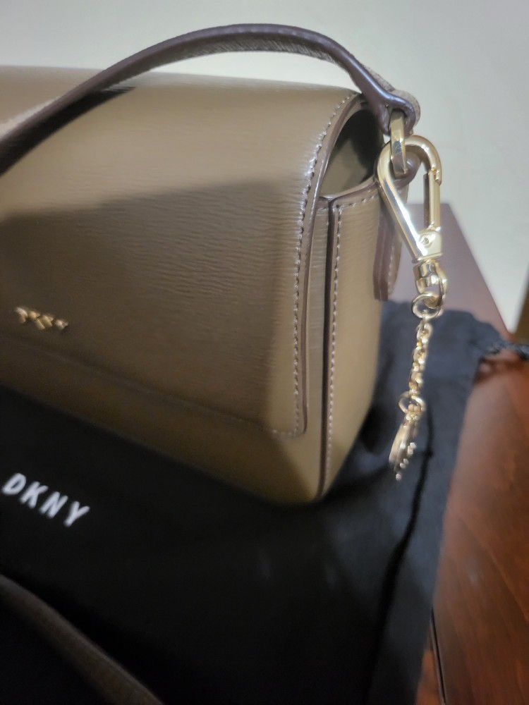 NWT DKNY Crossbody Bag for Sale in Hilliard, OH - OfferUp