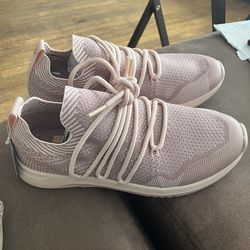 $35 , New women’s sneakers/Tenis nuevos de mujer