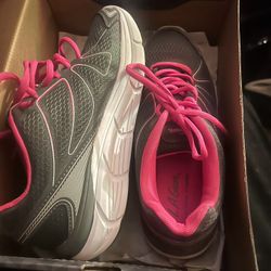 LA Gear memory foam women’s shoes size 9