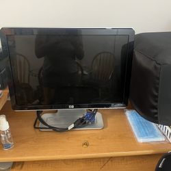 Dest Top Computer With Speakers And Subwoofer 