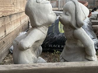 Kissing Garden Statues