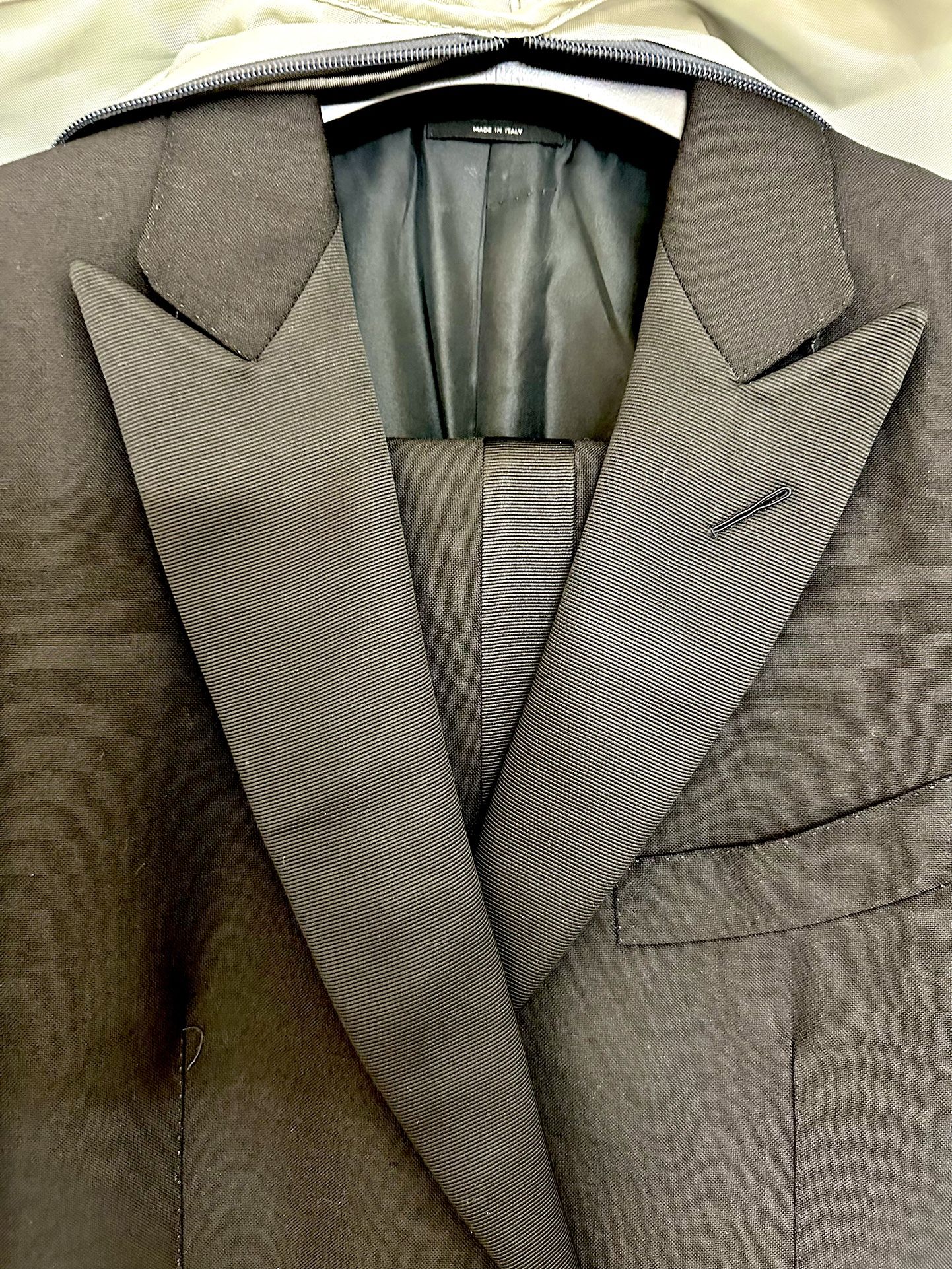 Tom Ford Luxury Tuxedo, Black w unique Grosgraine lapel & cuffs, Size EU52 /US42