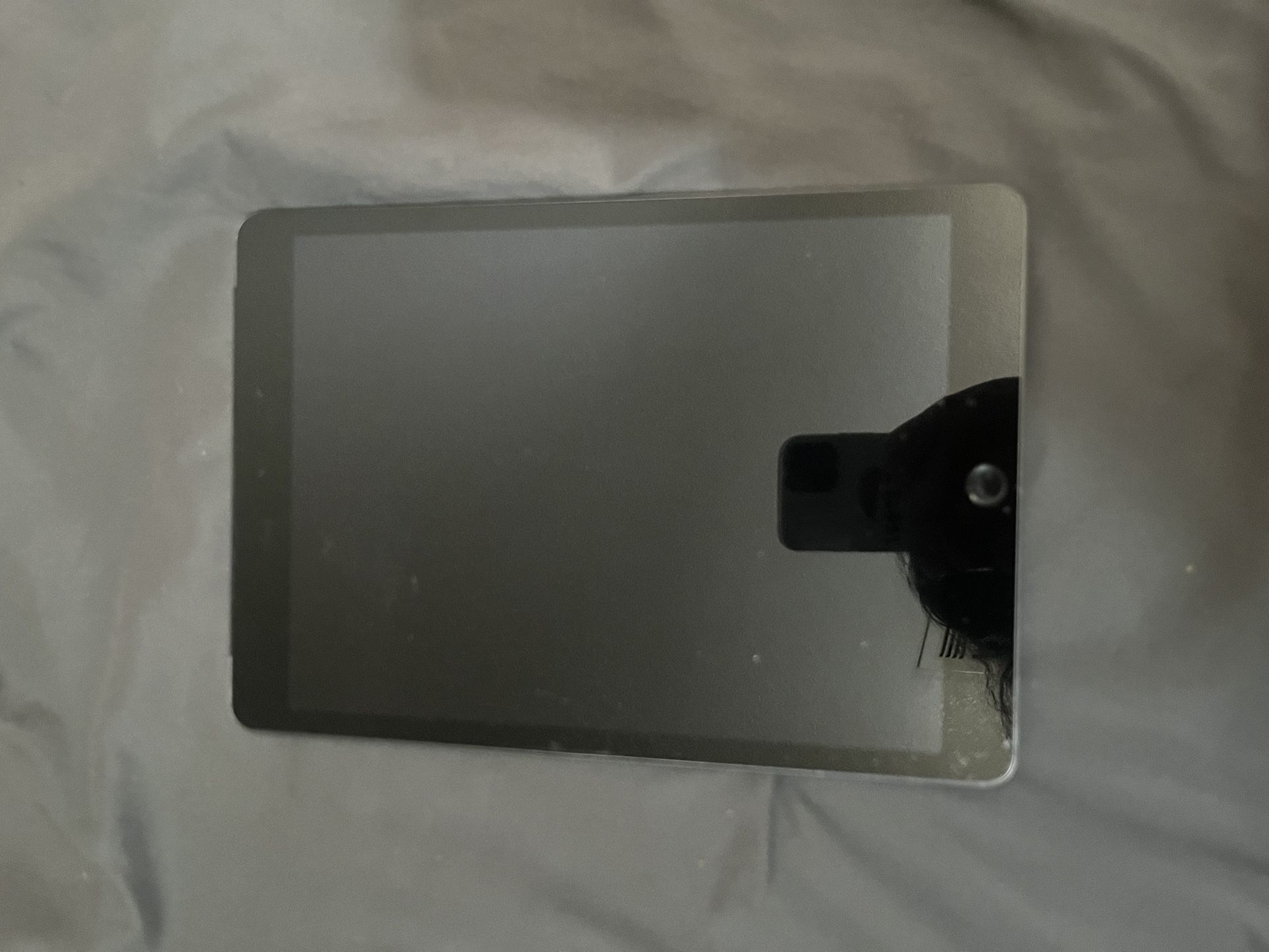 iPad 9th gen. Selling As Is For Parts Or To Refurbish Please Read Description.