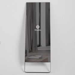 Lululemon Studio MIRROR Smart Home Gym. Excellent Condition