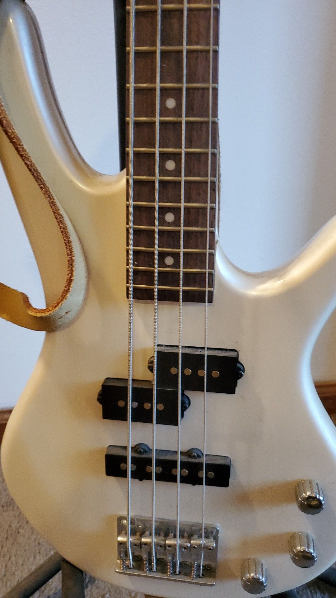 Ibanez Sound Gear 4 string bass guitar (pearl white)