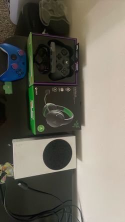 Xbox series S 2 controllers 1 headset