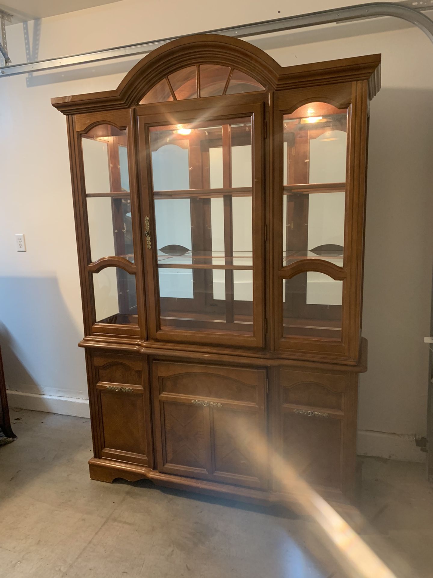Vintage Thomasville 1990’s China Cabinet Early American Wood
