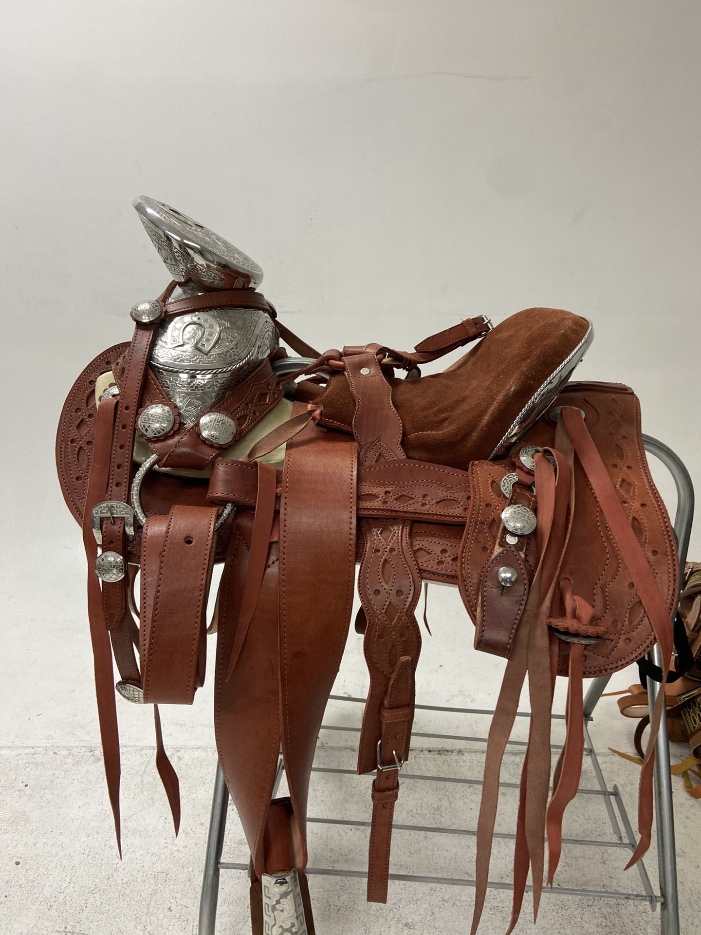 Nueva Montura Charra De Cuero Con Herrage,estribos Y Fuste Plateado