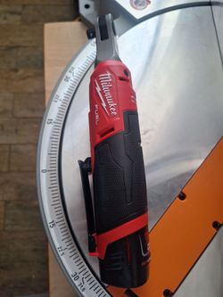 MILWAUKEE M12 FUEL RATCHET WITH 2.0 BATTERY.