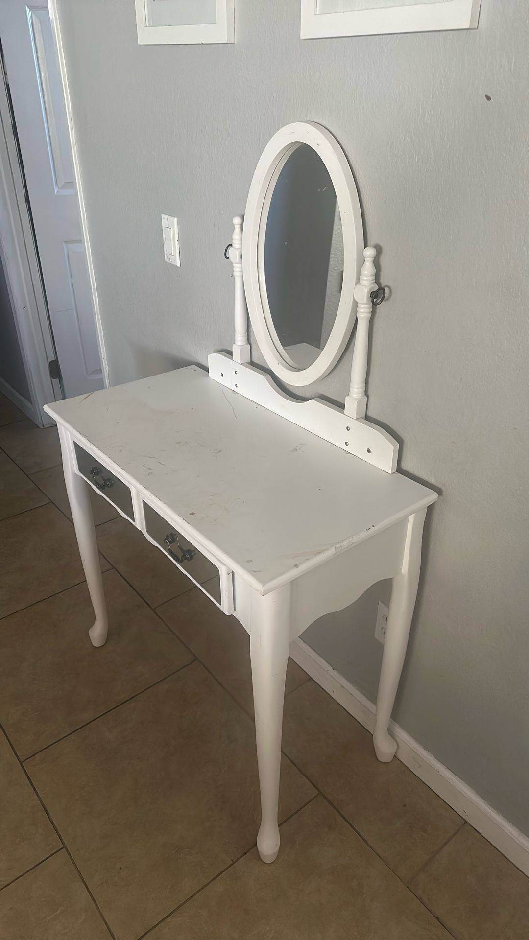 White Make Up Vanity