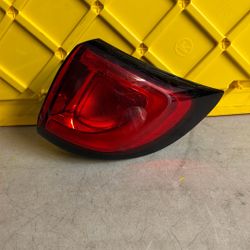 Chrysler Pacifica Right Rear Taillight 2017 2018 2019 2020 2021 2022 