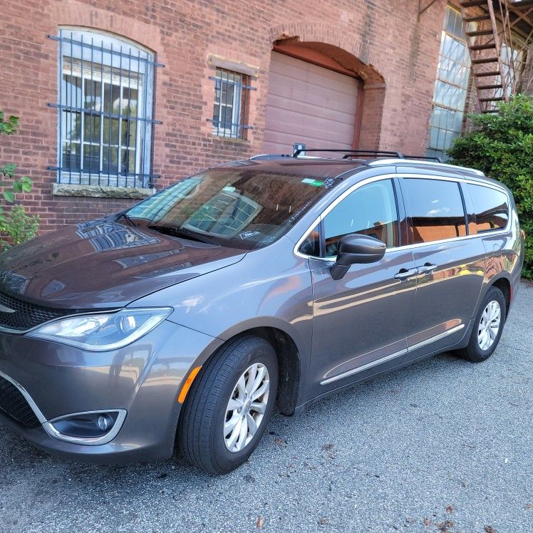 2019 Chrysler Pacifica With Power Everything, Doors, Widows Push Buttons Stater.