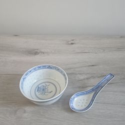 Vintage Jingdezhen Porcelain China Rice Bowl with Blue Flower Pattern and Spoon
Set
