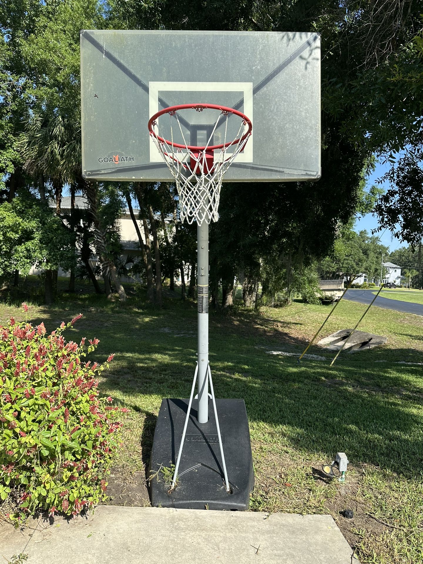 Portable and adjustable Basketball hoop