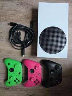 XBOX SERIES S  1 TB AND 3 AUTHENTIC XBOX CONTROLLERS