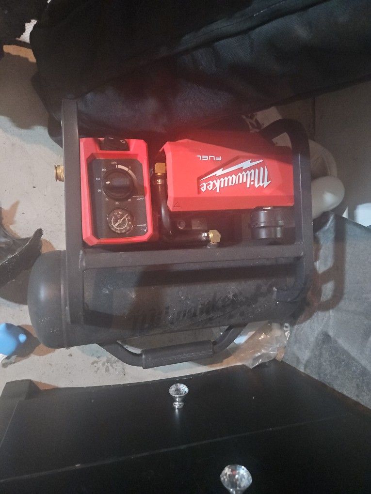 Selling MILWAUKEE BRUSHLESS AND CORDLESS air Compressor