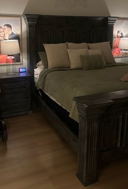 King Size Rustic Bedroom Set (Bed + 2 nightstands)
