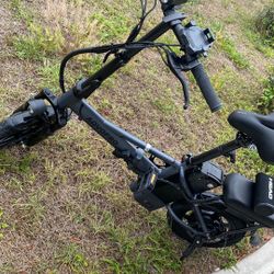 Almost New Electric Bike Bluetooth Light Charge For Phone  And Fast  30 Miles 