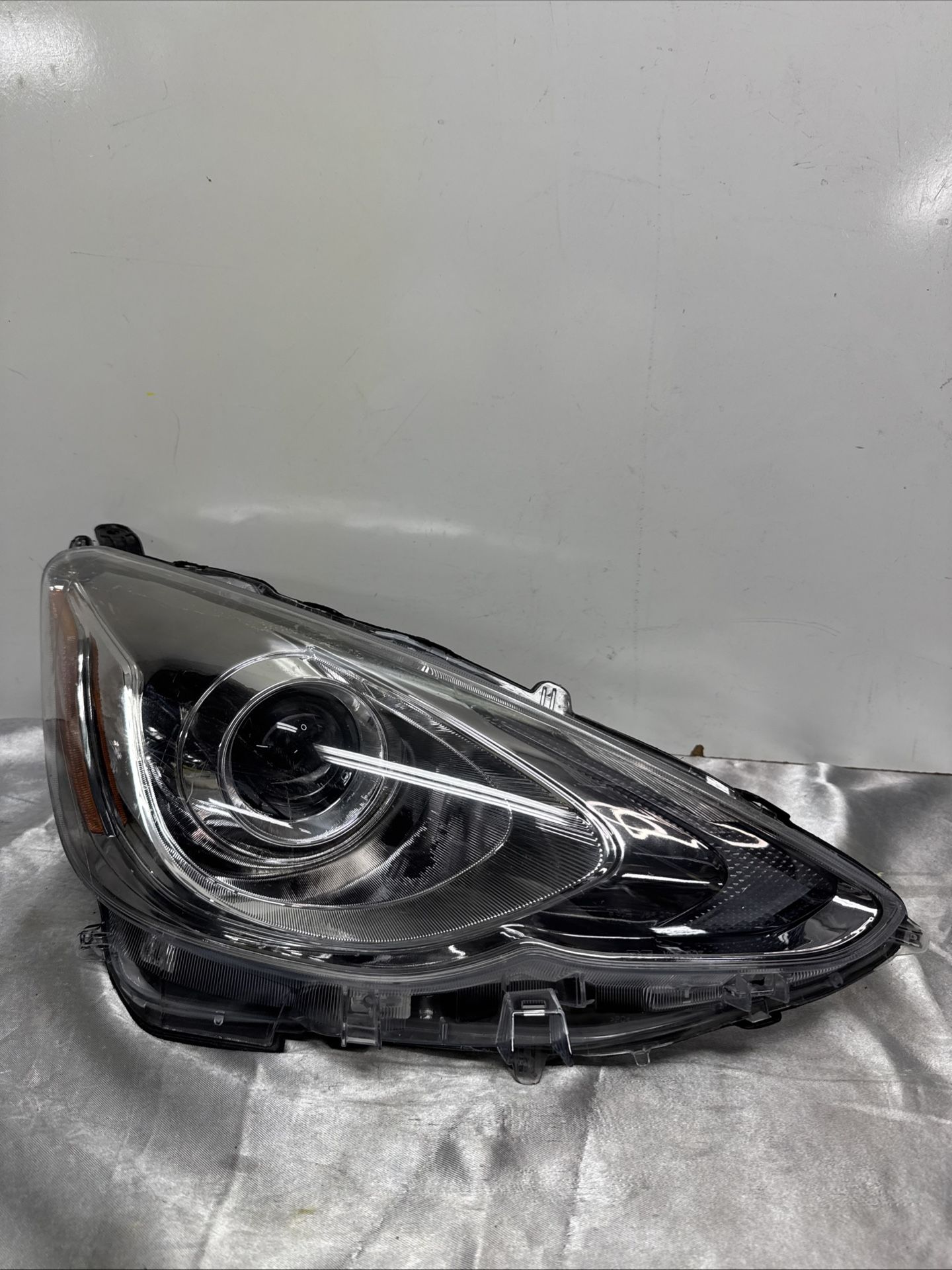 2015 2016 2017 Toyota Prius C Headlight VIN B3 7th And 8th Digit F BB152