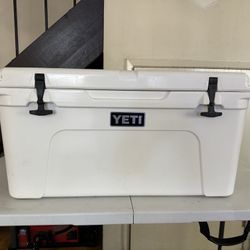 Yeti 65 Tundra Cooler in White