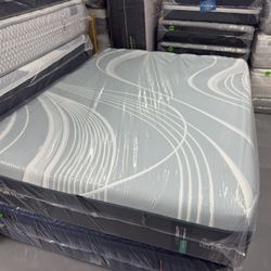 QUEEN SIZE TEMPURPEDIC LUXEADAPT (MEDIUM) HYBRID MATTRESS & BOX SPRING BED SET