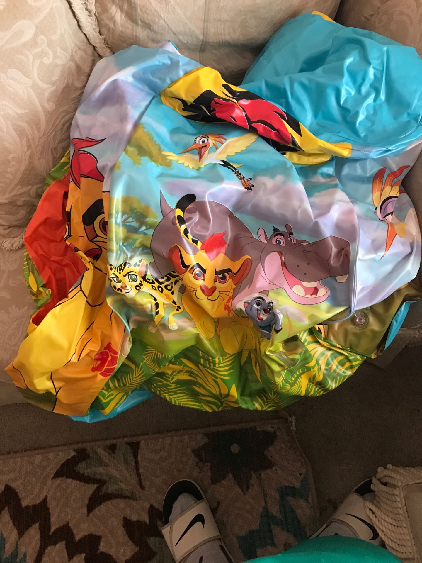 Inflatable lion king pit