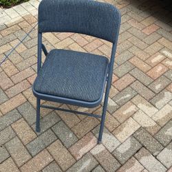 Cushioned foldable chairs