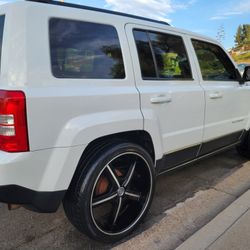 (14) Jeep Patriot, Low Miles, Clean Title, Smogged, 4 Cylinder, 22"rims, Touchscreen Ipod TV, Backup Camera, No Issues Or Problems, Runs Great 